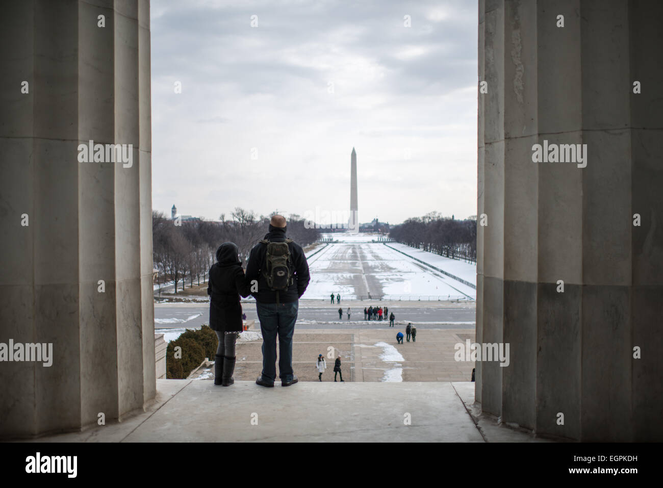 Lincoln Memorial Washington Monument View Washington DC // Touristen blicken von der Spitze der Stufen des Lincoln Memorial über den Reflecting Pool (für den Winter entwässert) in Richtung Washington Monument. Stockfoto