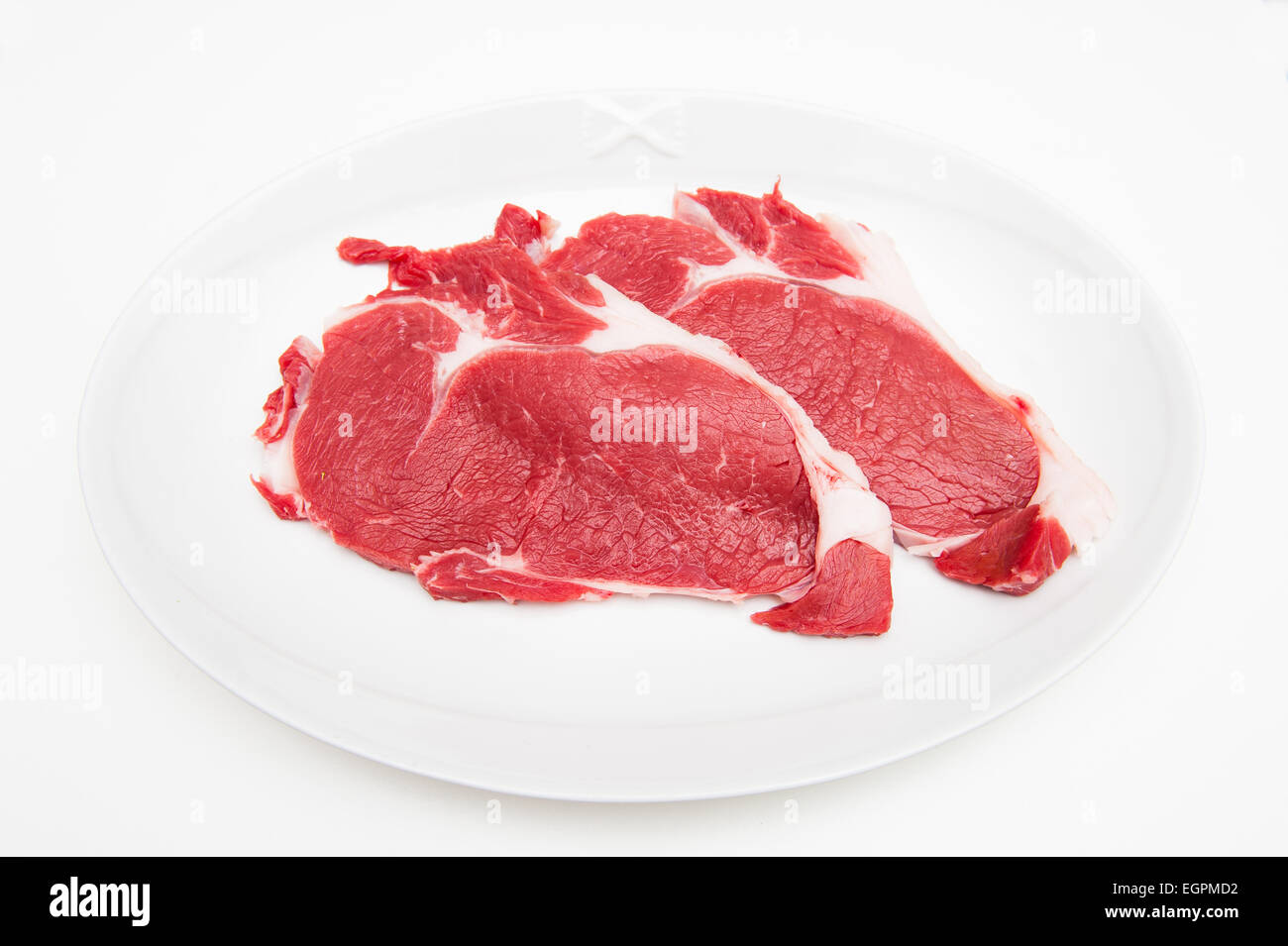 Zwei rote rohes Rinderfilet Rindfleisch roh auf weißen Teller und weißem Hintergrund Stockfoto
