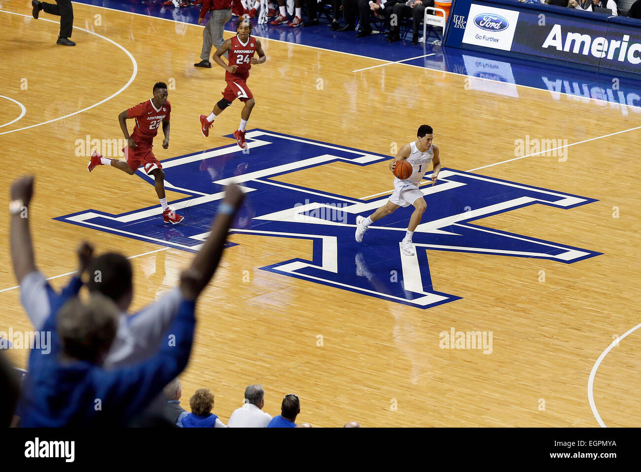 Lexington, KY, USA. 28. Februar 2015. Kentucky Wildcats Guard Devin Booker (1) löste sich für einen Dunk, wie der University of Kentucky in Lexington, Kentucky, Rupp Arena der University of Arkansas Samstag, 28. Februar 2015 gespielt. Dies ist zweite Hälfte Aktion. Großbritannien gewonnen 84-67. Chase war Arkansas Razorbacks weiterleiten Jacorey Williams (22) und Arkansas Razorbacks bewachen Michael Qualls (24). Foto von Charles Bertram | Personal © Lexington Herald-Leader/ZUMA Draht/Alamy Live-Nachrichten Stockfoto