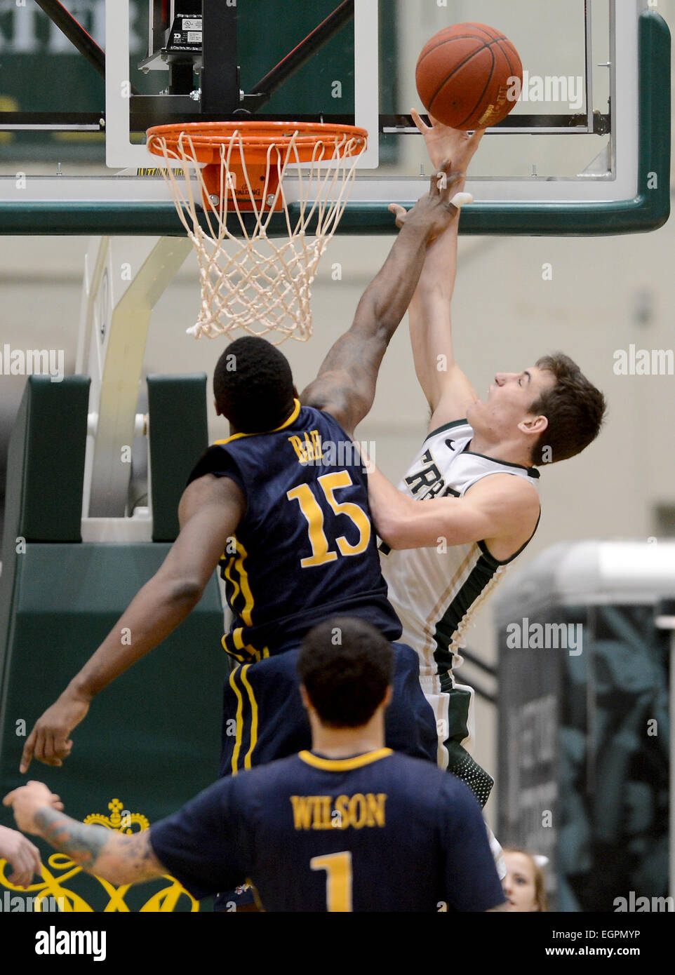 Williamsburg, VA, USA. 28. Februar 2015. 20150228 - Drexel vorwärts Mohamed Bah (15) Foulspiel von William und Mary Wache Omar Prewitt (4) bei einem Schuss Versuch in der ersten Hälfte in Kaplan Arena in Williamsburg, VA. Drexel besiegte William und Mary, 80-66. © Chuck Myers/ZUMA Draht/Alamy Live-Nachrichten Stockfoto