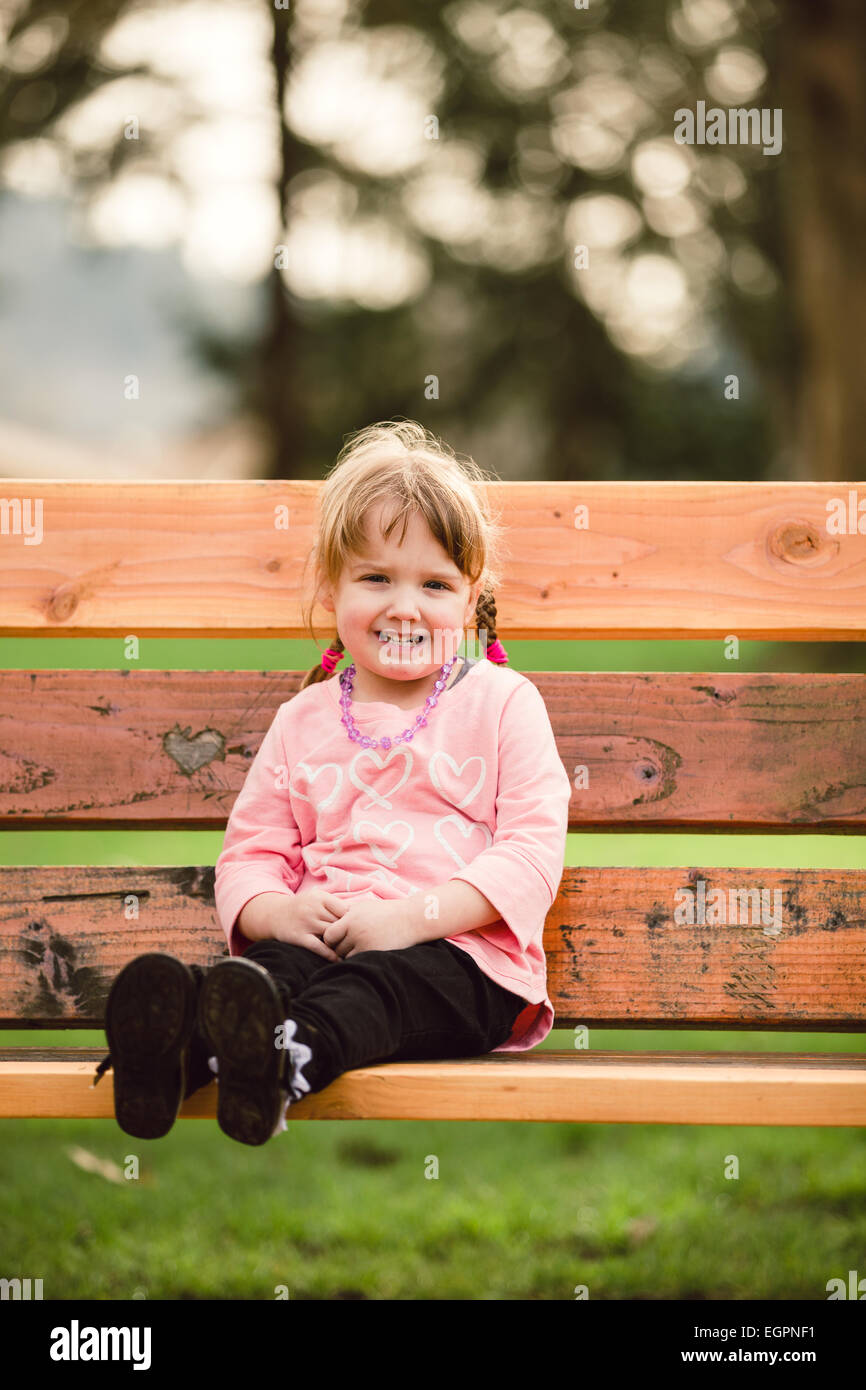 Lifestyle Portrait eines jungen Mädchens an einem Park mit natürlichem Licht. Stockfoto