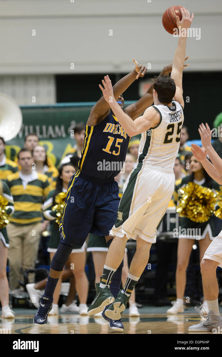 Williamsburg, VA, USA. 28. Februar 2015. 20150228 - William und Mary bewachen Terry Tarpey (25) Blöcke einen Pass von Drexel vorwärts Mohamed Bah (15) in der zweiten, den Hälfte in Kaplan Arena in Williamsburg, VA. Drexel William und Mary, 80-66 besiegte. © Chuck Myers/ZUMA Draht/Alamy Live-Nachrichten Stockfoto