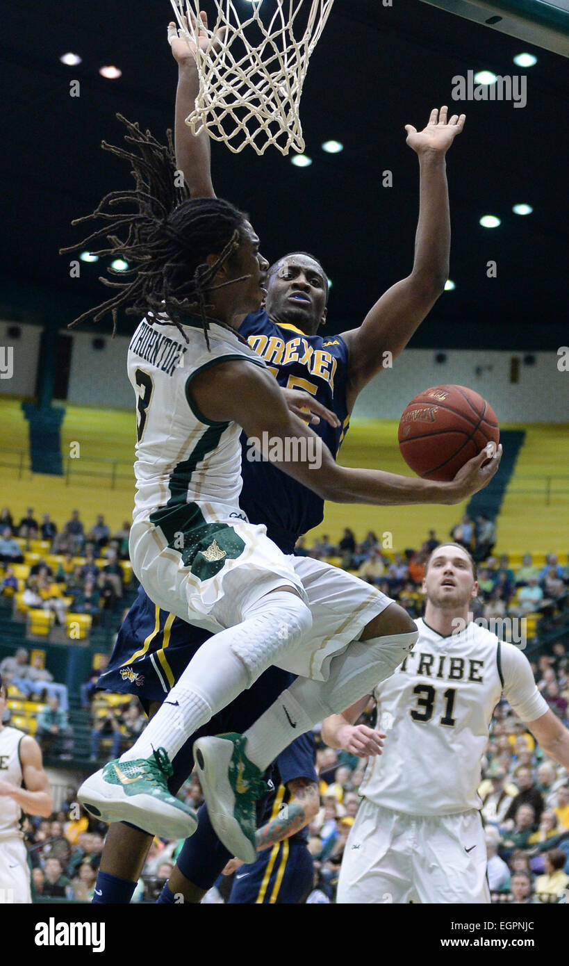 Williamsburg, VA, USA. 28. Februar 2015. 20150228 - Drexel vorwärts Mohamed Bah (15) verteidigt eine Layup von William und von Mary Guard Marcus Thornton (3) in der zweiten, den Hälfte in Kaplan Arena in Williamsburg, VA. Drexel William und Mary, 80-66 besiegte. © Chuck Myers/ZUMA Draht/Alamy Live-Nachrichten Stockfoto