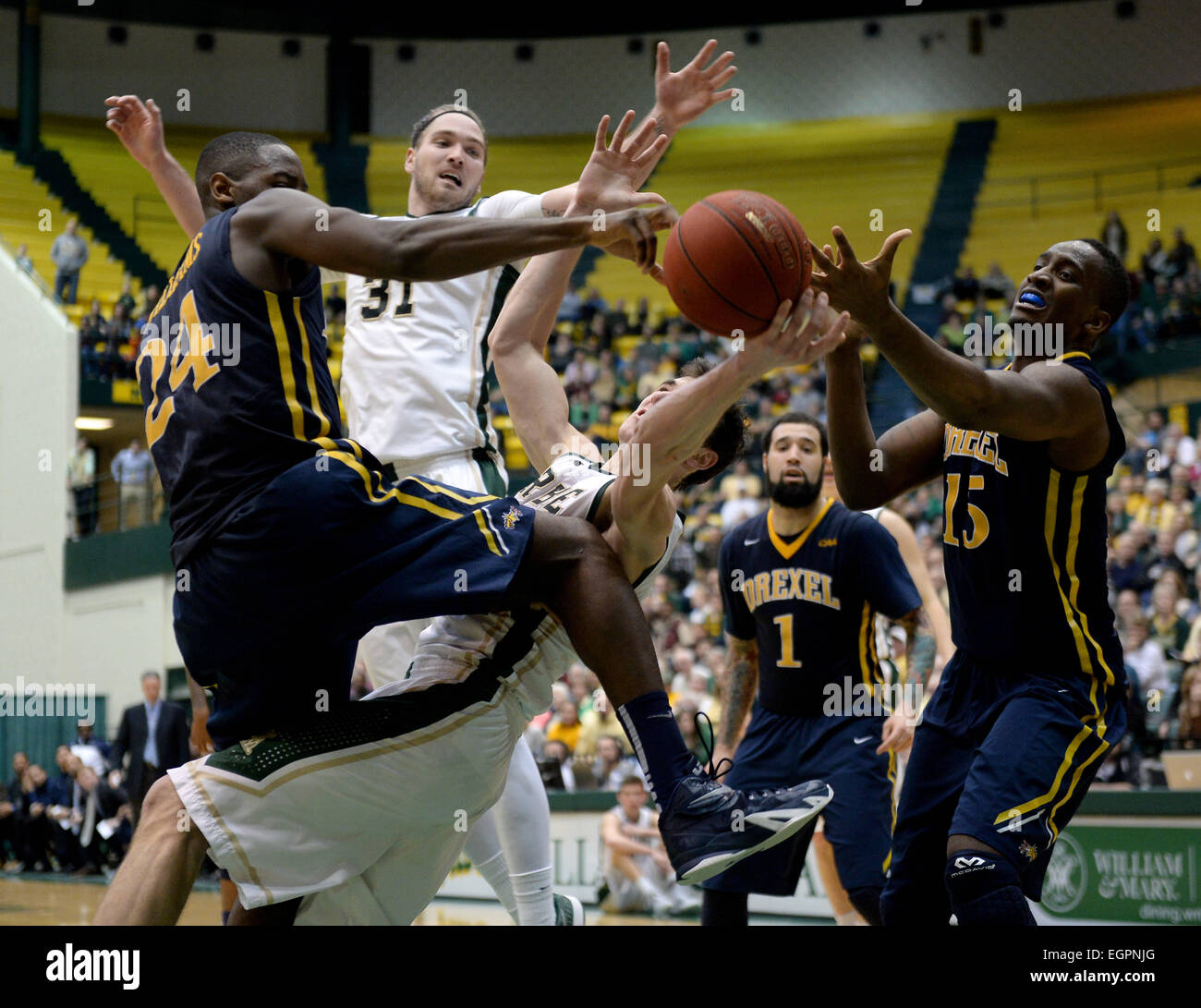 Williamsburg, VA, USA. 28. Februar 2015. 20150228 - William und Mary nach vorne Sean Sheldon (31), William und Mary Wache Terry Tarpey (25), Center, Drexel vorwärts Rodney Williams (24) und Drexel vorwärts Mohamed Bah (15) Kampf für eine Erholung in der zweiten Hälfte in Kaplan Arena in Williamsburg, VA. Drexel besiegte William und Mary, 80-66. © Chuck Myers/ZUMA Draht/Alamy Live-Nachrichten Stockfoto