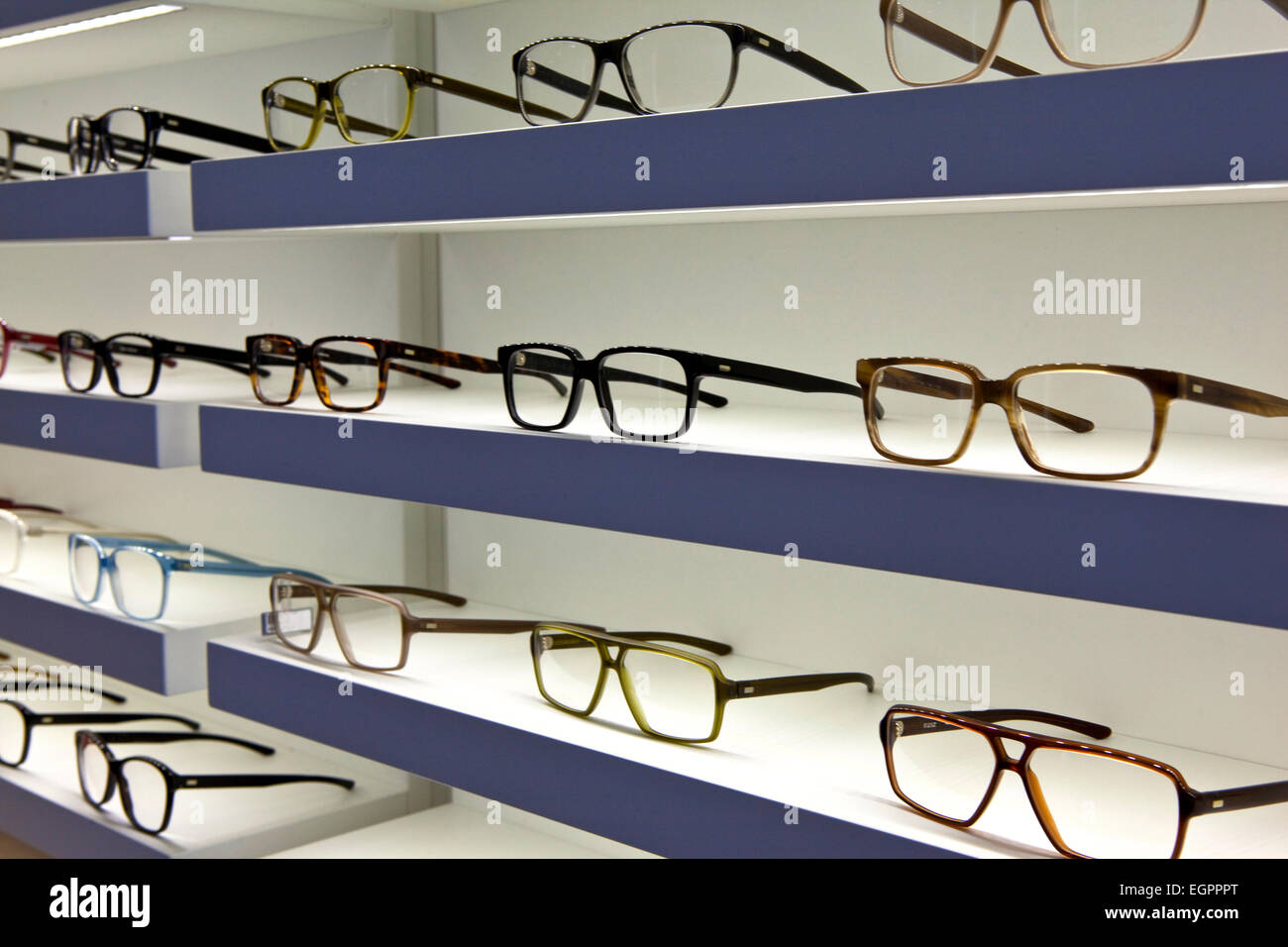 Gläser in Regalen in einem Optiker-shop Stockfoto
