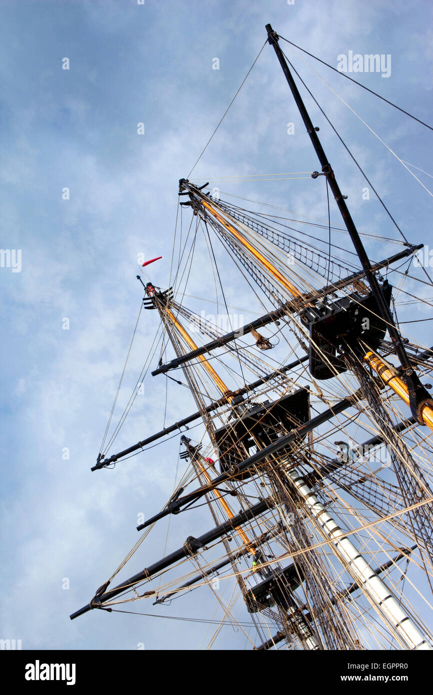 Masten und Segel von einem alten Segelschiff im Hafen Stockfoto