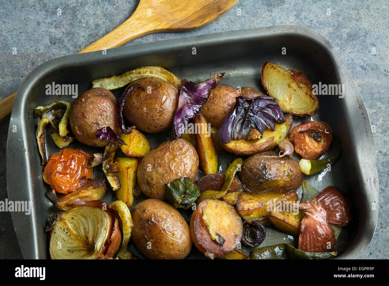 Tablett, gebackene Kartoffeln und Gemüse Stockfoto