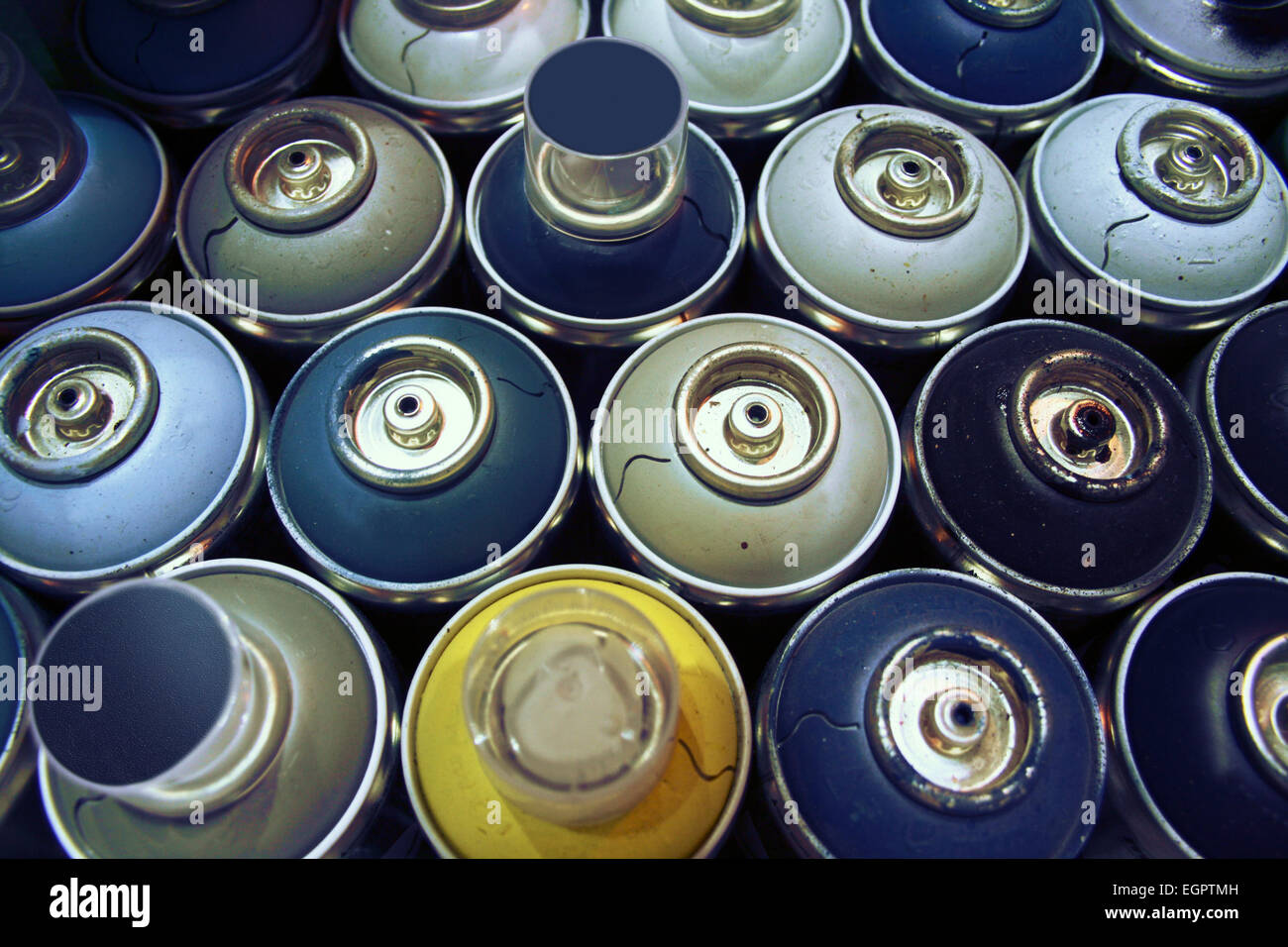 Lackspray Dosen, blau Stockfoto