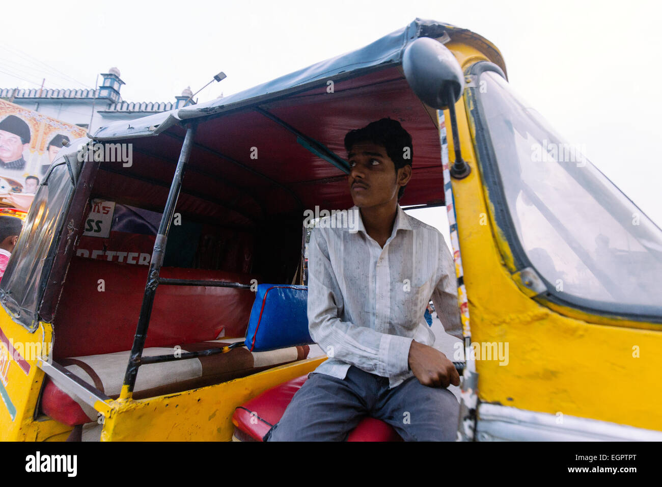 Ein Auto-Fahrer im Charminar, Hyderabad, Indien Stockfoto