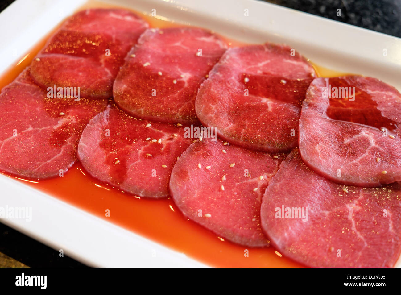 rohes Rindfleisch in Scheiben Stockfoto