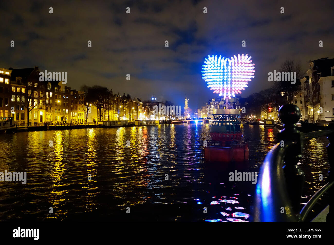 Kunstinstallation auf Kanal in Amsterdam mit dem Titel "178 Flaschen, 1 Nachricht" von Saskia Hoogendoon & Lieuwe Martijn Wijnands, 2014-5 Stockfoto