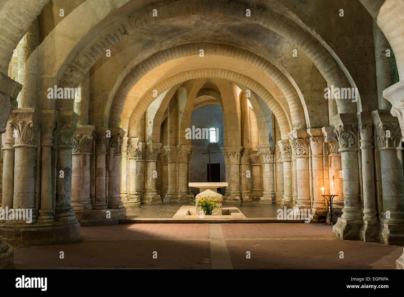 Krypta der Kirche in Saintes Frankreich mit vielen Säulen und Kerze. Stockfoto