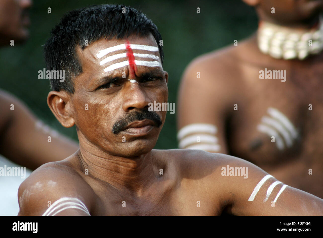Indian Tribal Tänzerin warten um die traditionellen Tanz am Oktober 12,2013 in Hyderabad, Indien. Stockfoto