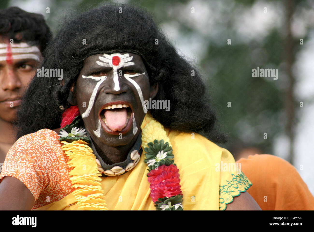 Indian Tribal Tänzerin warten um die traditionellen Tanz am Oktober 12,2013 in Hyderabad, Indien. Stockfoto