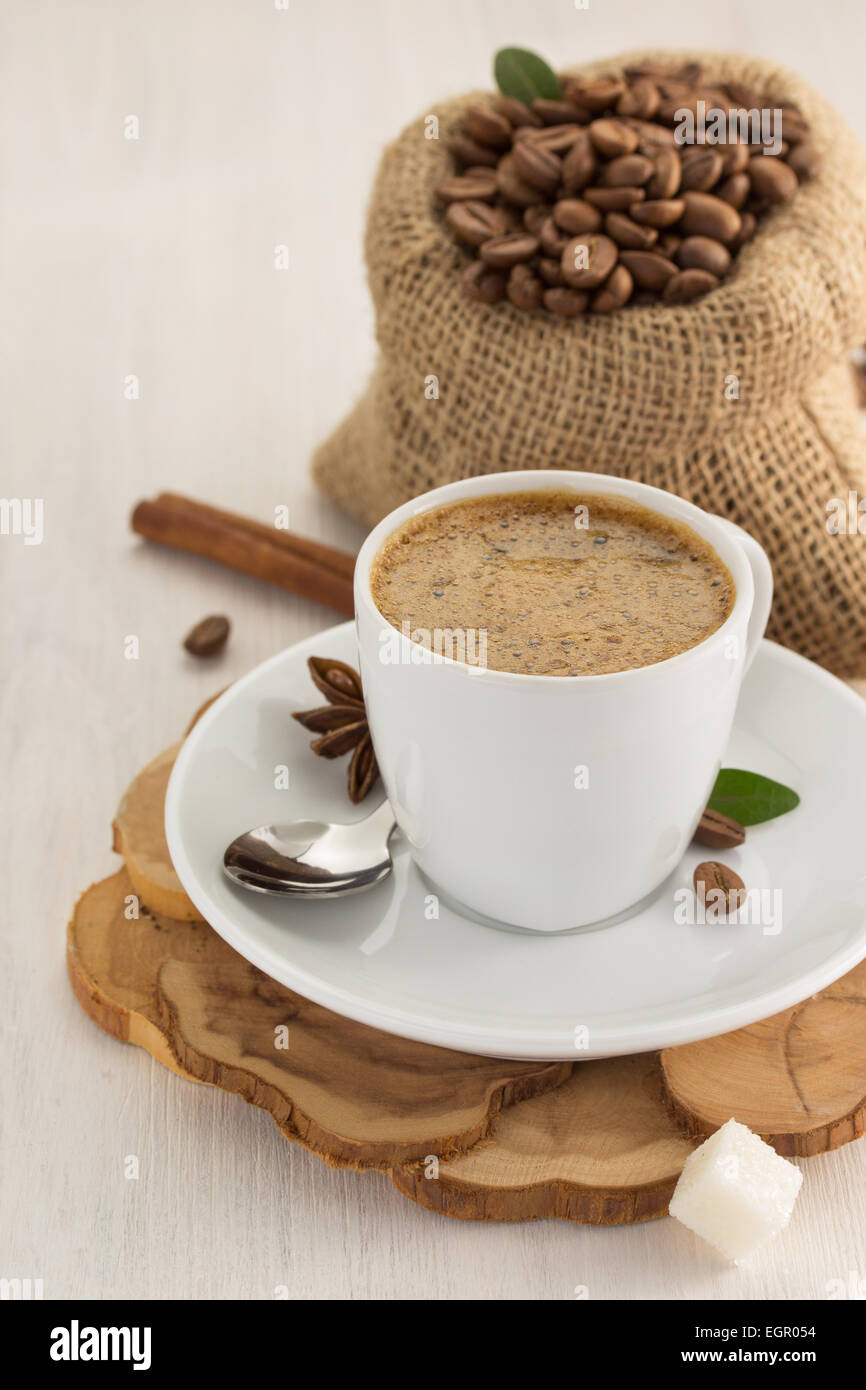 Tasse Kaffee auf hölzernen Hintergrund Stockfoto