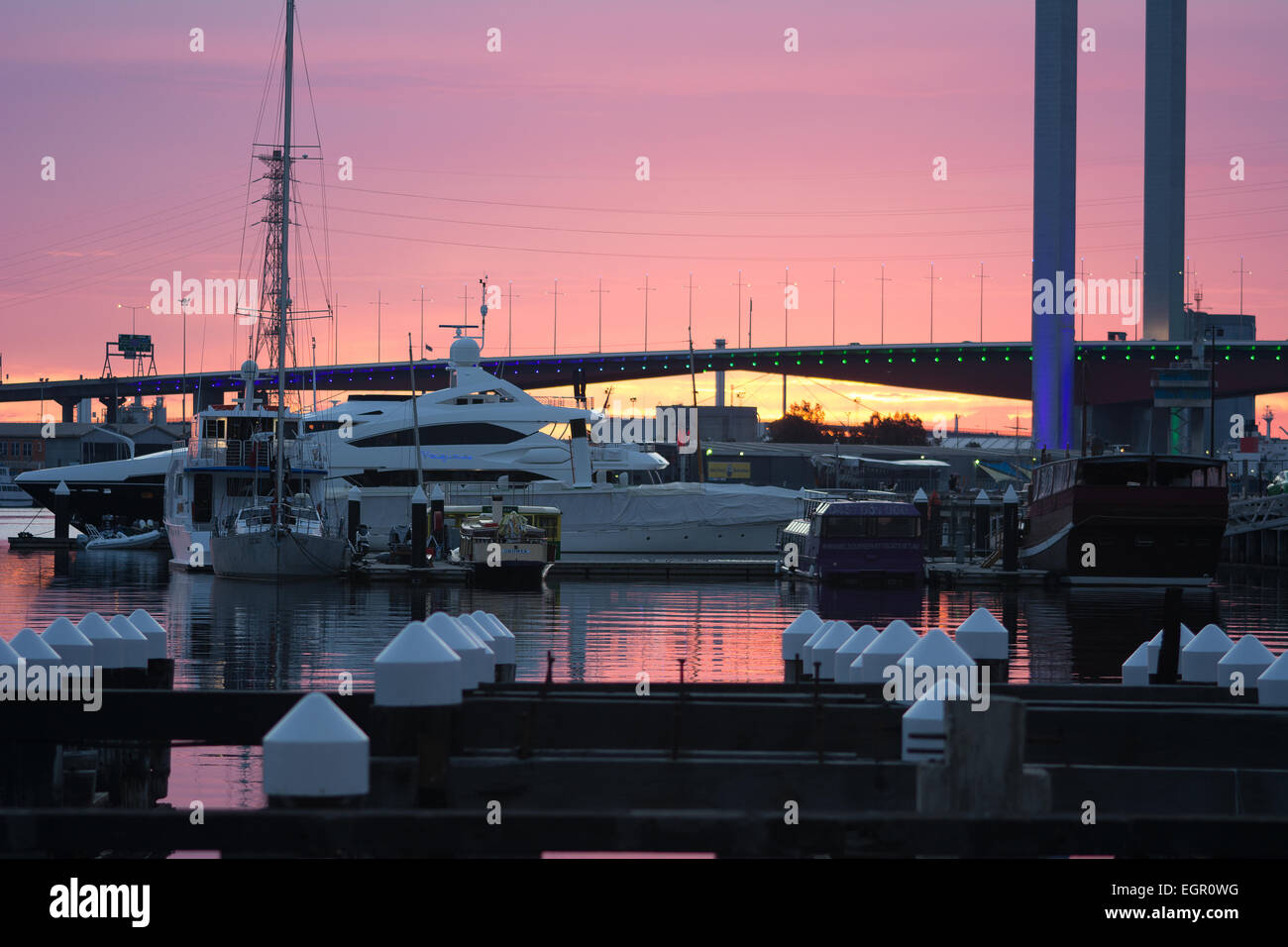 Boote aus Melbourne Docklands Waterfront Yarra River bei Sonnenuntergang im Victoria Harbour betrachtet angedockt Stockfoto