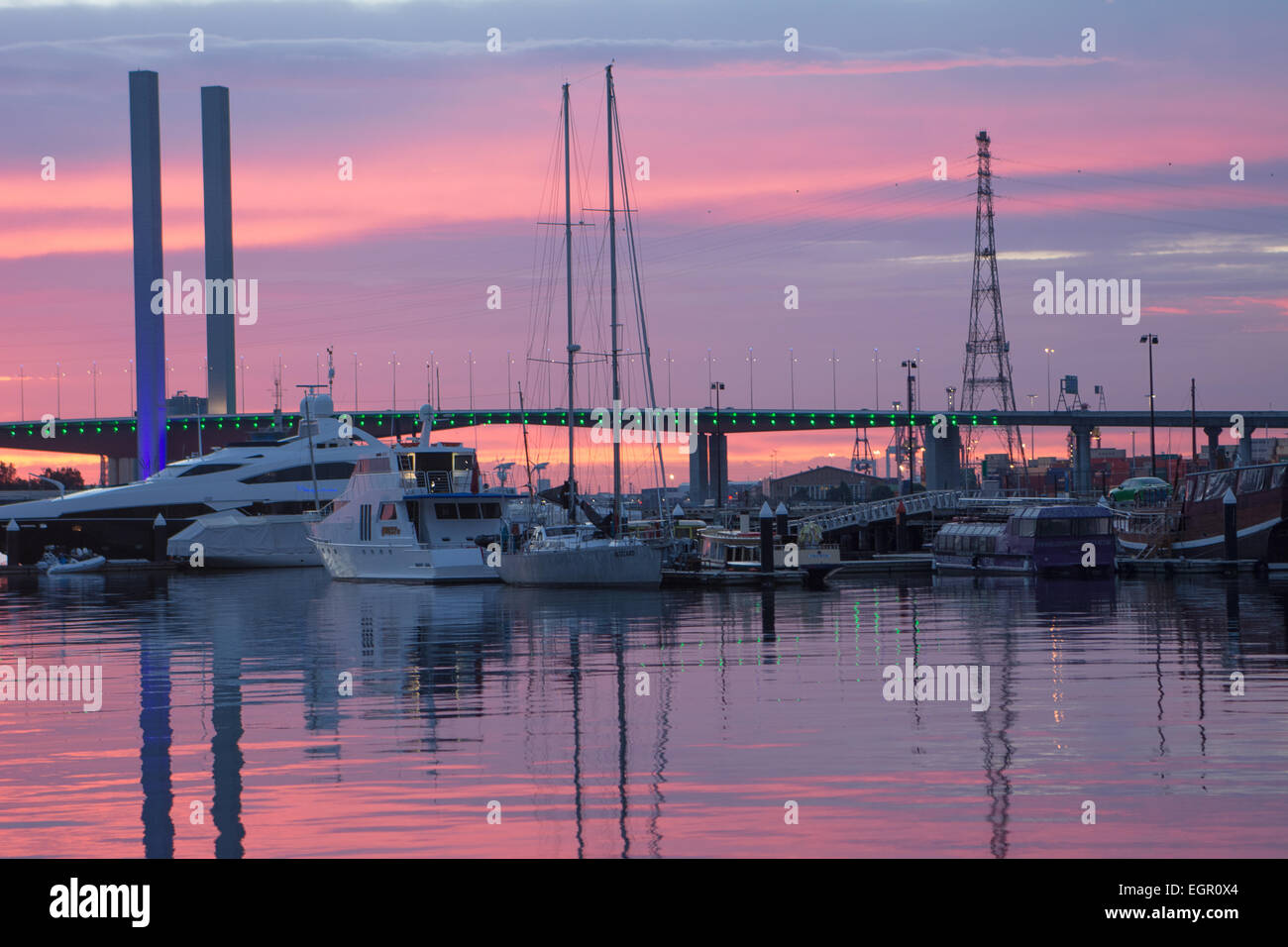 Boote aus Melbourne Docklands Waterfront Yarra River bei Sonnenuntergang im Victoria Harbour betrachtet angedockt Stockfoto