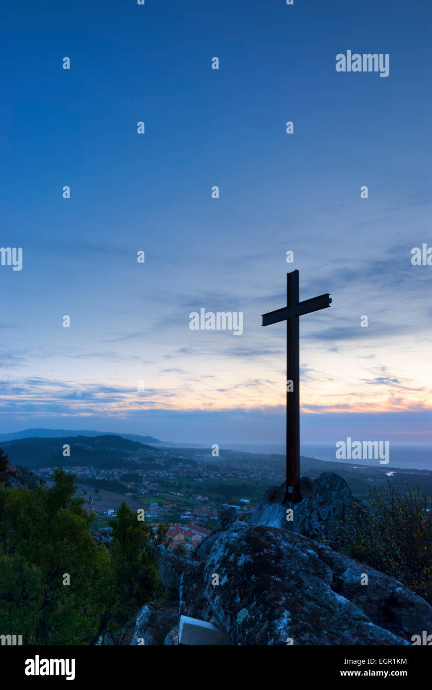 Kreuz Silhouette auf der Spitze eines Berges bei Sonnenuntergang Stockfoto