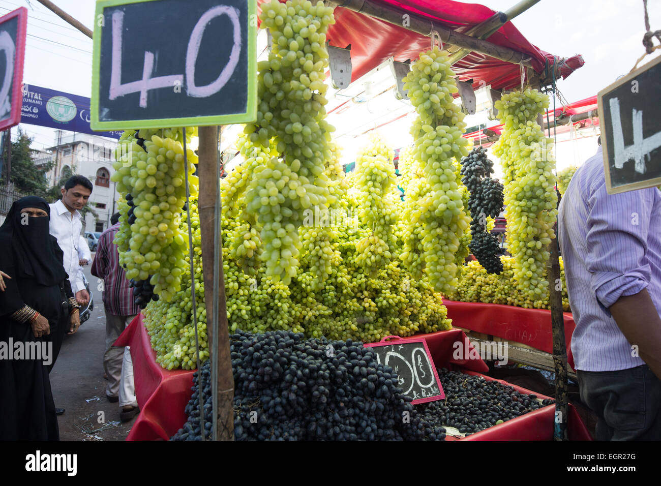 Frische grüne und schwarze kernlose Trauben für den Verkauf auf in Hyderabad, Indien Stockfoto