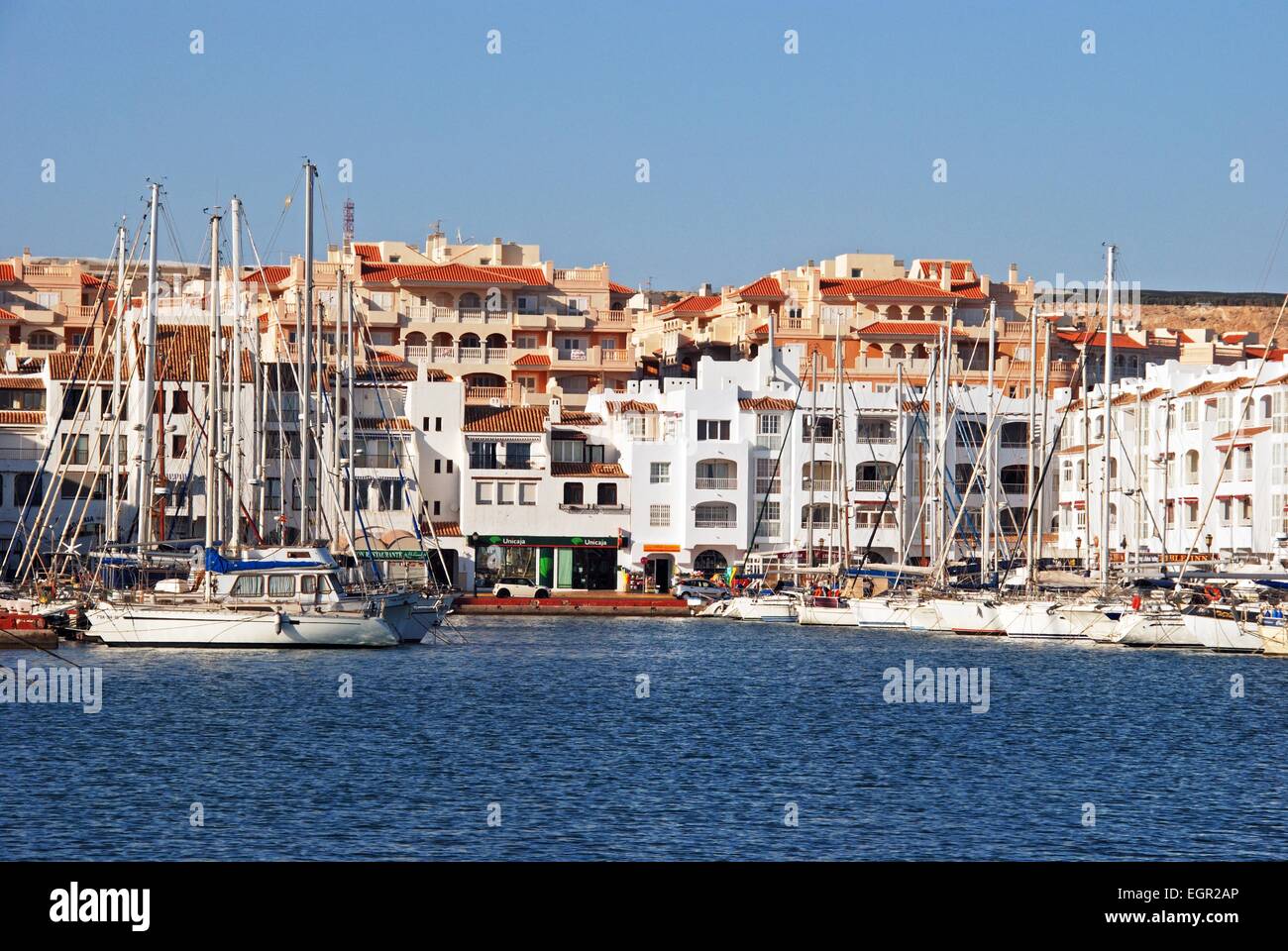 Yachten in der Marina mit Wohnungen auf der Rückseite, Almerimar, Provinz Almeria, Andalusien, Spanien, Westeuropa. Stockfoto