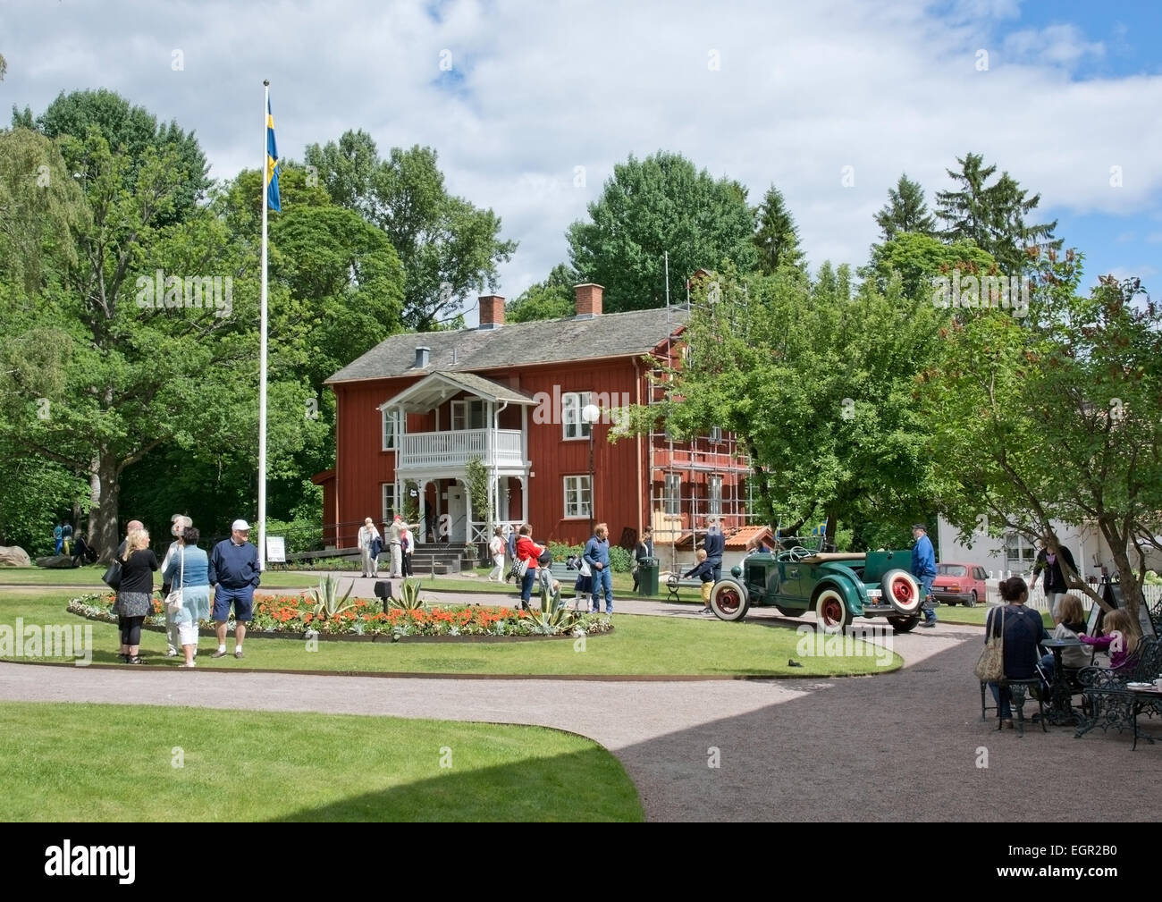 ALSTER, KARLSTAD, Schweden - 20. Juni 2014: Menschen am Mittsommerfest und Norwegisch - schwedische Hochzeit am 20. Juni 2014 Stockfoto