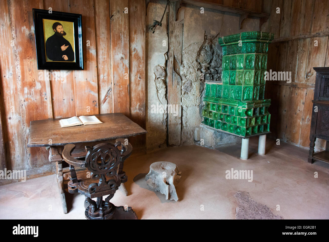 Das Luthur-Zimmer auf der Wartburg, wo Martin Luther ging in den Untergrund und übersetzte die Bibel für das gemeine Volk. Stockfoto