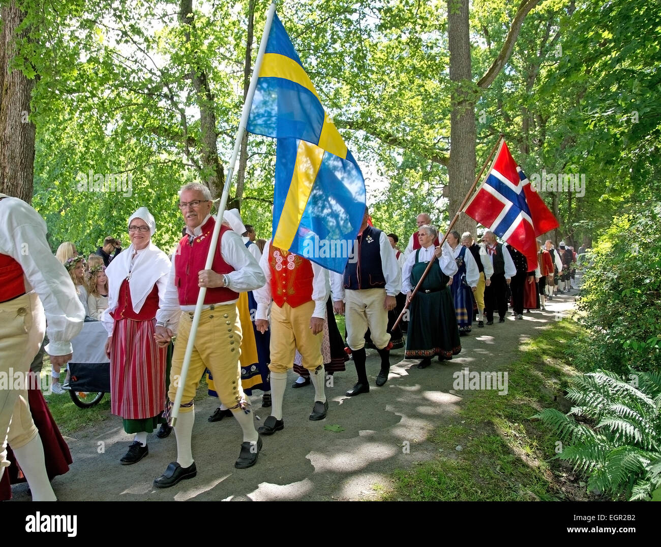 ALSTER, KARLSTAD, Schweden - 20. Juni 2014: Menschen am Mittsommerfest und Norwegisch - schwedische Hochzeit am 20. Juni 2014 in A Stockfoto