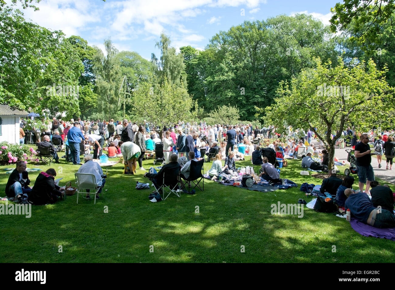 ALSTER, KARLSTAD, Schweden - 20. Juni 2014: Menschen am Mittsommerfest und Norwegisch - schwedische Hochzeit am 20. Juni 2014 in A Stockfoto