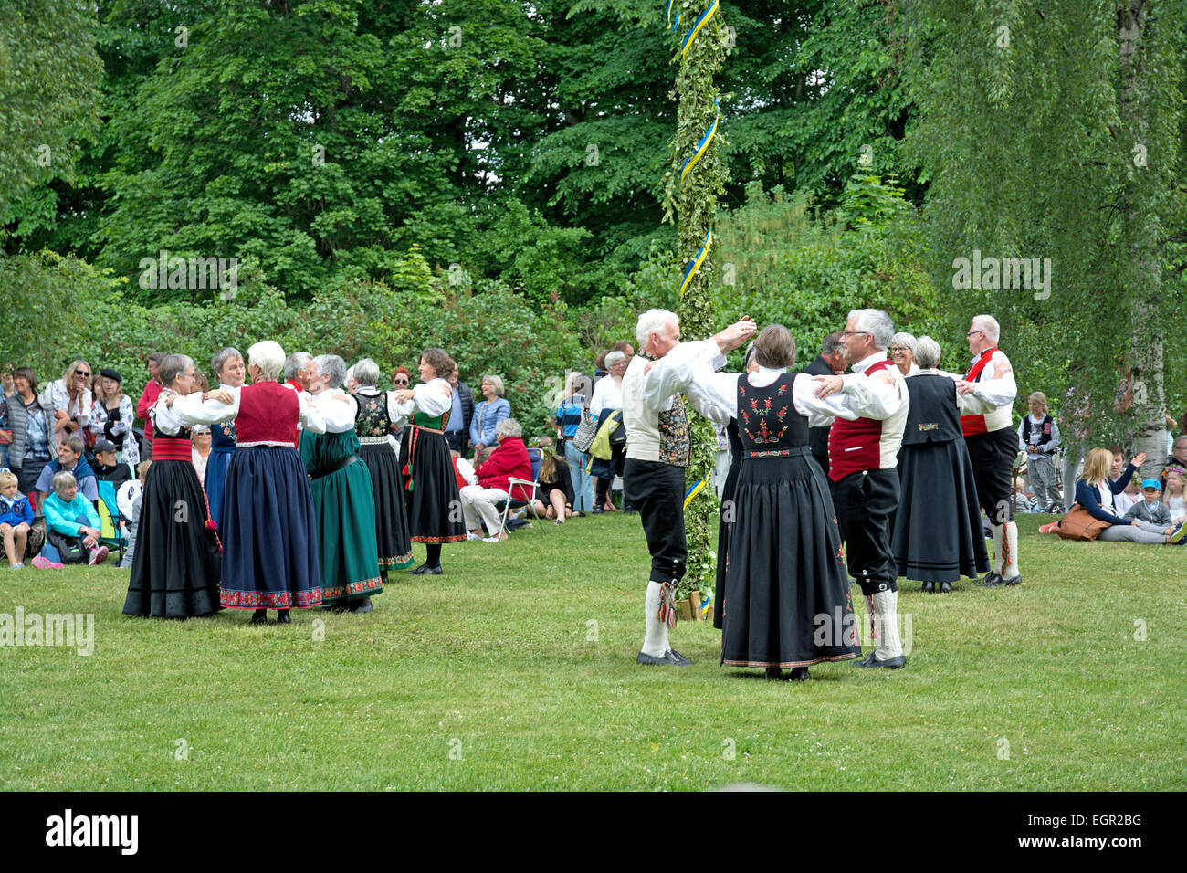 ALSTER, KARLSTAD, Schweden - 20. Juni 2014: Menschen am Mittsommerfest und Norwegisch - schwedische Hochzeit am 20. Juni 2014 Stockfoto