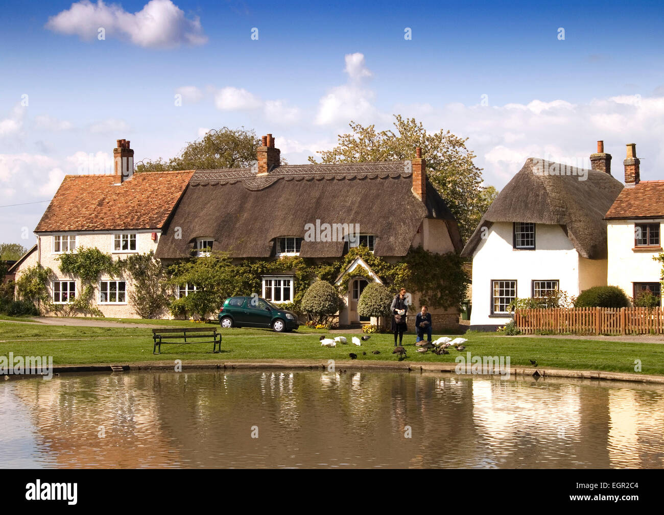 Dollar - Haddenham - Kirche Ende - Hütten - Dorfteich - Besucher Enten füttern - feine Sommer Tag - blauer Himmel - Reflexionen Stockfoto