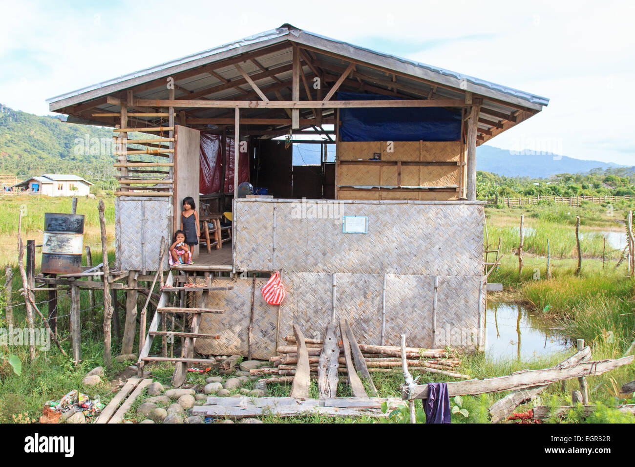 Nacpan, Philippinen - 17. Januar 2015: Kinder in einem traditionellen Haus in dem kleinen Dorf Nacpan in den Philippinen. Diese Stockfoto