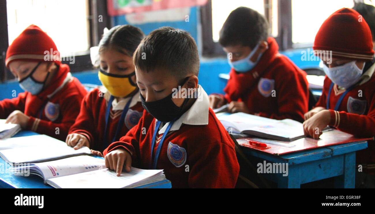 Kathmandu, Nepal. 1. März 2015. Nepalesische Schüler decken ihre Gesichter mit Masken als vorbeugende Maßnahme gegen die Schweinegrippe in Kathmandu, Hauptstadt von Nepal, am 1. März 2015. Mindestens sechs Menschen wurden beeinflusst durch Schweinegrippe-Virus mit Influenza A und B genannt (H1N1) in der nepalesischen Hauptstadt Kathmandu, Ärzte sagten hier am 23. Februar. Bildnachweis: Sunil Sharma/Xinhua/Alamy Live-Nachrichten Stockfoto