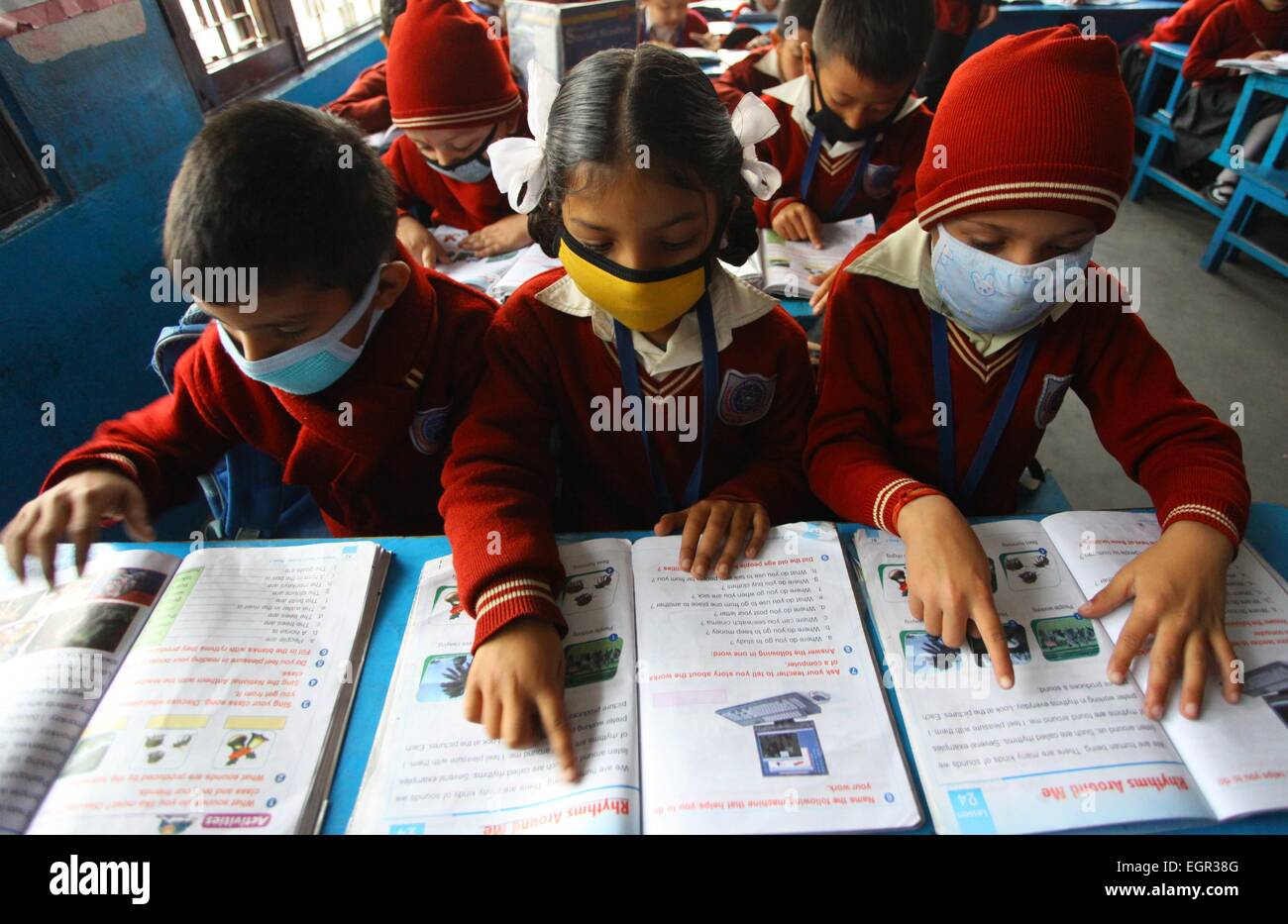 Kathmandu, Nepal. 1. März 2015. Nepalesische Schüler decken ihre Gesichter mit Masken als vorbeugende Maßnahme gegen die Schweinegrippe in Kathmandu, Hauptstadt von Nepal, am 1. März 2015. Mindestens sechs Menschen wurden beeinflusst durch Schweinegrippe-Virus mit Influenza A und B genannt (H1N1) in der nepalesischen Hauptstadt Kathmandu, Ärzte sagten hier am 23. Februar. Bildnachweis: Sunil Sharma/Xinhua/Alamy Live-Nachrichten Stockfoto