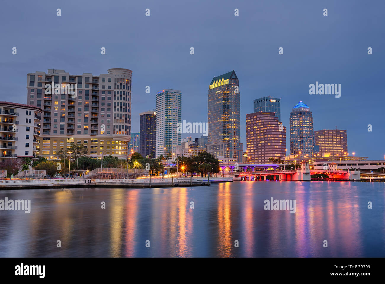 Die Skyline der Innenstadt von Tampa in der Nacht Stockfoto