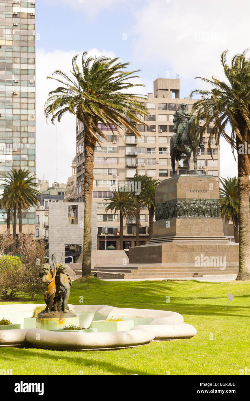 Platz der Unabhängigkeit in Montevideo, Uruguay es ist das Zentrum der Stadt, mit Statue von Artigas, das Tor der Festung, Executive Tow Stockfoto