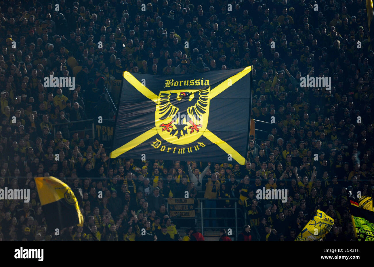 Signal Iduna Arena Dortmund, Deutschland 28.2.2015, deutsche Fußball Bundesliga, Saison 2014/2015, Spieltag 23, Borussia Dortmund Vs FC Schalke 04 - Fans winken Borussia Dortmund Fahne Stockfoto