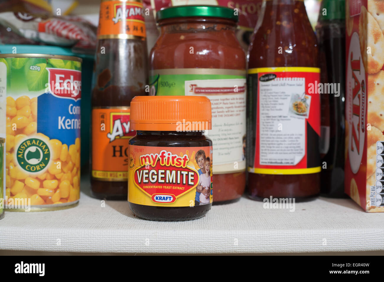 Ein Glas Kinder Vegemite sitzen in einem australischen Schrank oder Speisekammer. Stockfoto