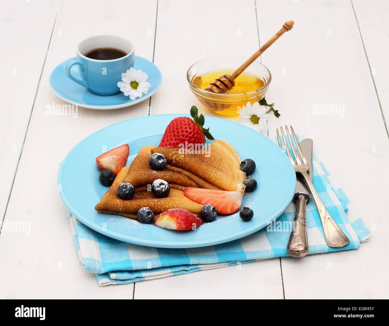 Pfannkuchen mit frischen Erdbeere, Heidelbeere, Kaffee und Honig, horizontale Stockfoto