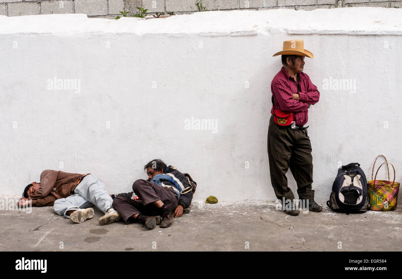 Betrunkene Menschen liegen auf dem Boden in Chichicastenango, Guatemala Stockfoto