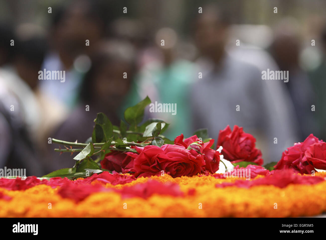 Dhaka, Bangladesch. 1. März 2015. Blumen auf den Sarg des Avijit Roy in Dhaka, Bangladesch, Sonntag, März liegen. 01, 2015. Roy, ein prominenter Bangladeshi-amerikanische Blogger gegen religiösen Fundamentalismus bekannt wurde in den Straßen der Hauptstadt Bangladeschs zum Tode gehackt, als er mit seiner Frau, ging die Polizei sagte Freitag. Bildnachweis: ZUMA Wire/ZUMAPRESS.com/Alamy Live-Nachrichten Stockfoto