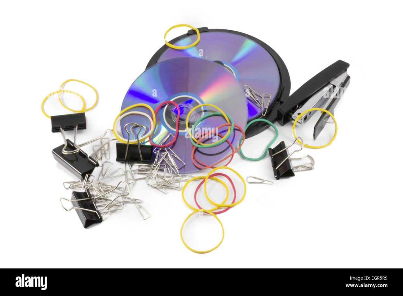 Büro: CDs, Büroklammern, Heftklammern und einen Tacker. Stockfoto