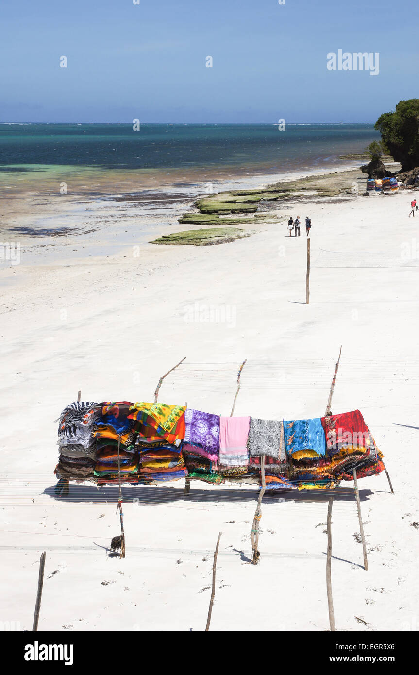 Stoff-Verkäufe auf der Nordküste von Mombasa, Mobasa, Kenia Stockfoto