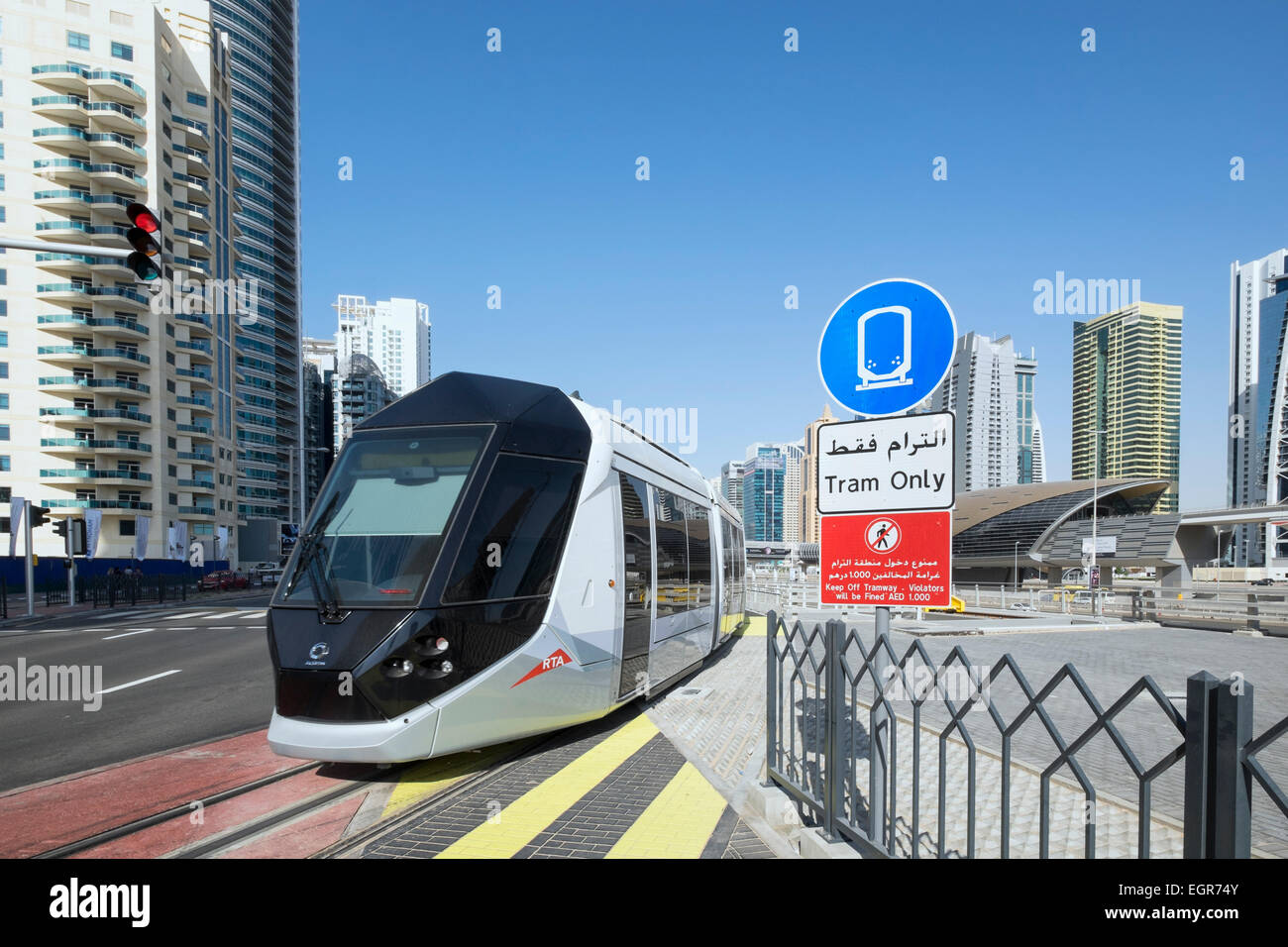 Neue Dubai Tram in Marina District von New Dubai in Vereinigte Arabische Emirate Stockfoto