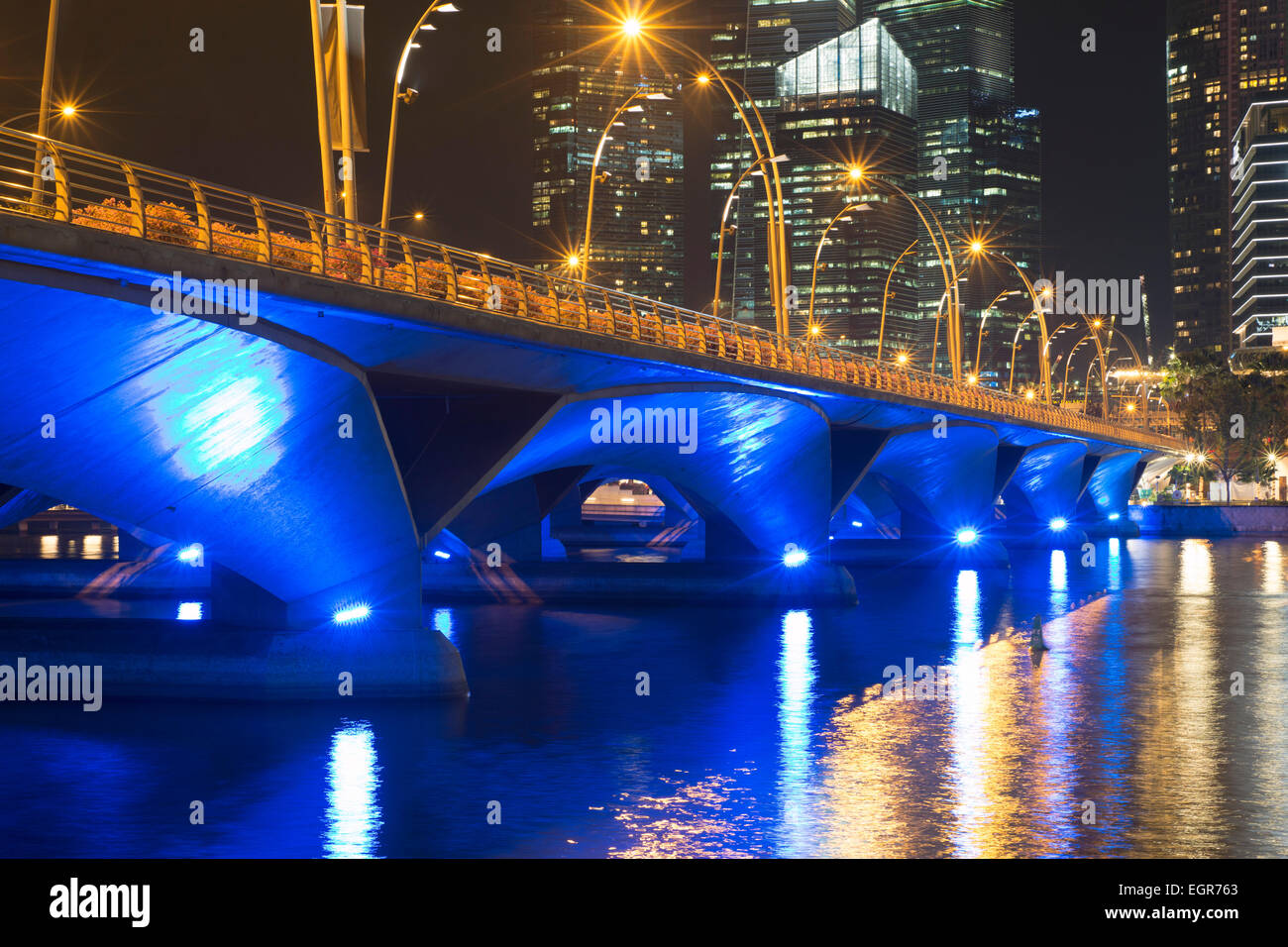 Esplanade Antrieb Beleuchtung bei Nacht in Singapur Stadt Stockfoto