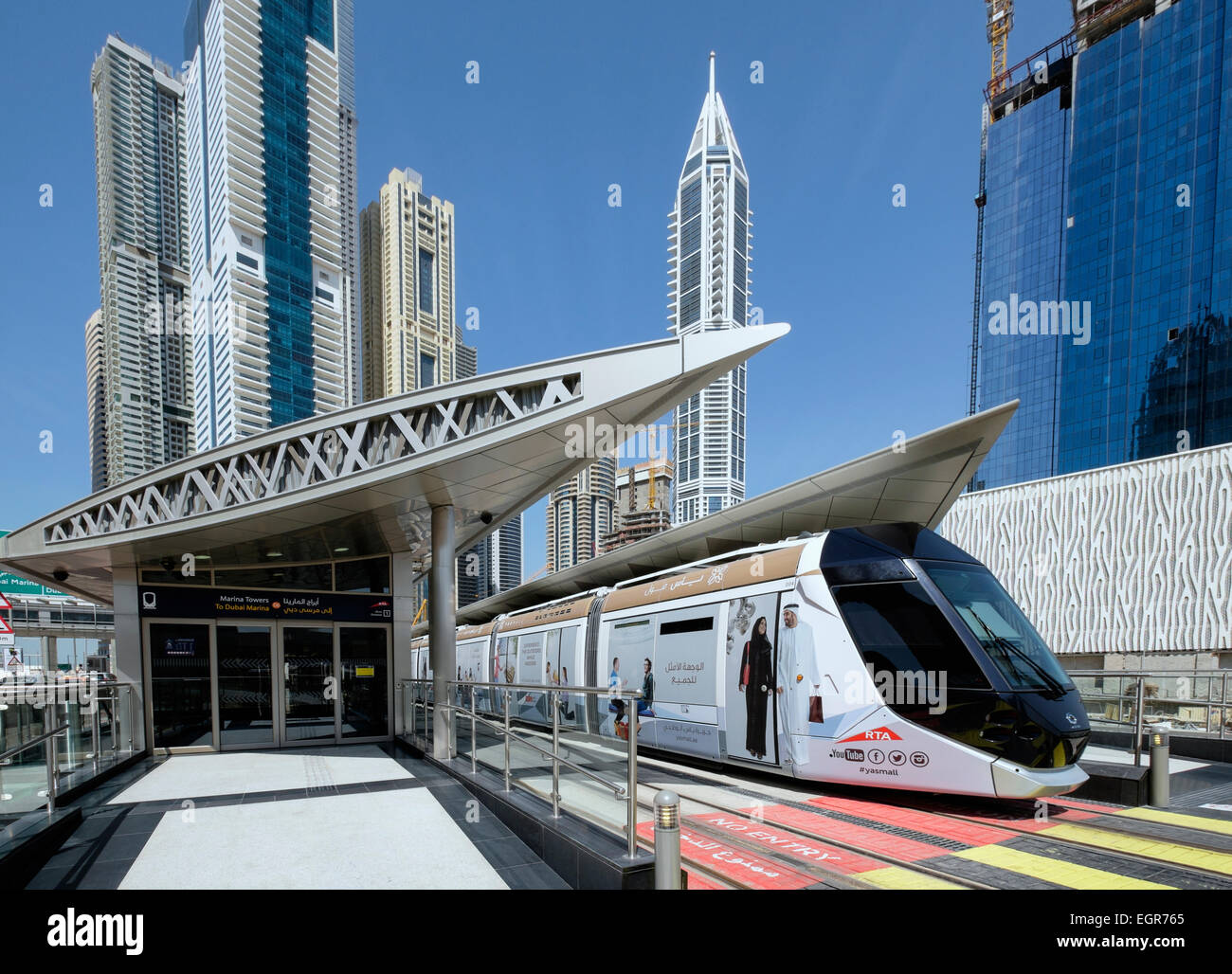 Neue Dubai Tram Haltestelle in Marina District von New Dubai in Vereinigte Arabische Emirate Stockfoto