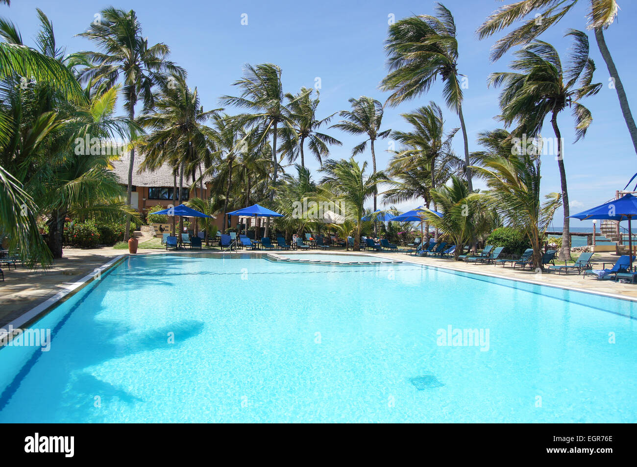 Schwimmbad im Bahari Beach Hotel, Mombasa, Kenia Stockfoto