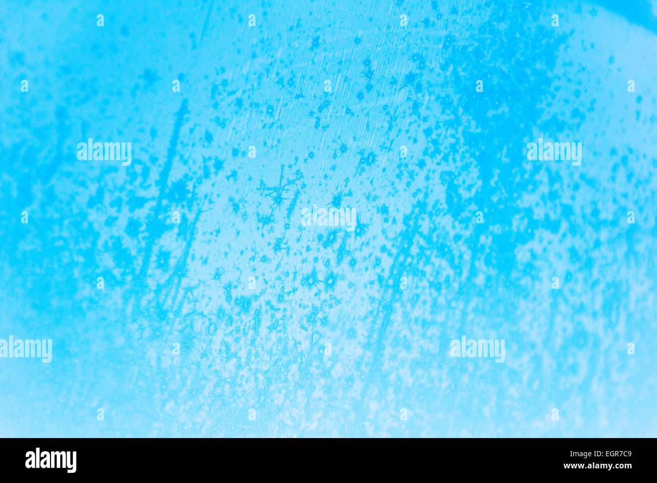 Schöne blaue Eis Frost am Fenster des Flugzeugs in hoher Stockfoto