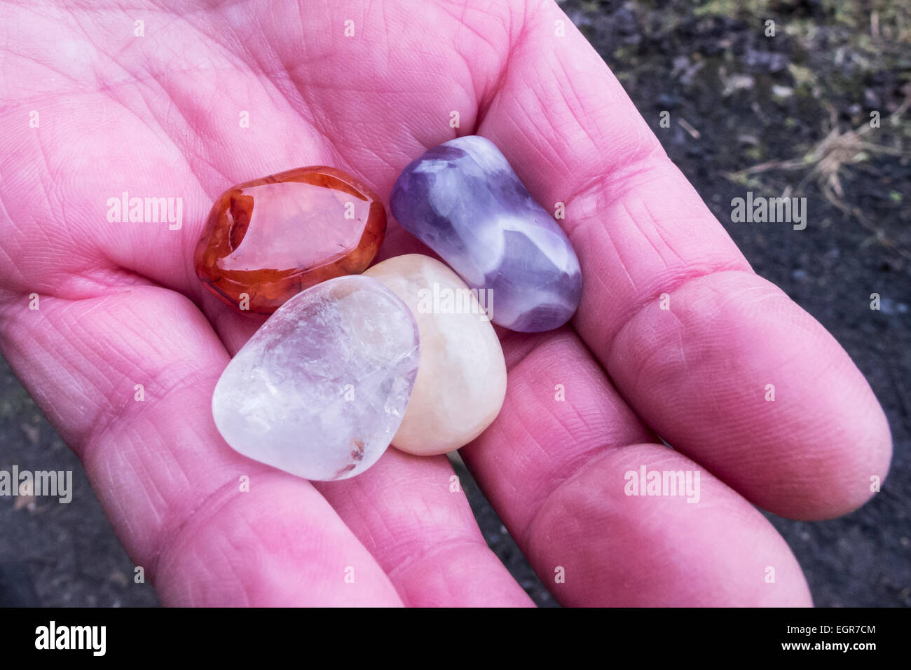 Tumble-Steinen in der Hand, Stockfoto