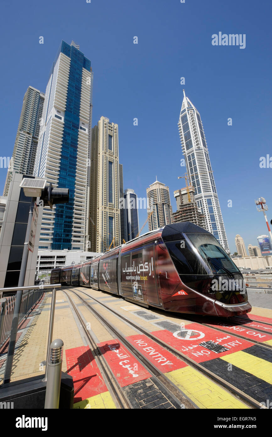 Neue Dubai Tram in Marina District von New Dubai in Vereinigte Arabische Emirate Stockfoto