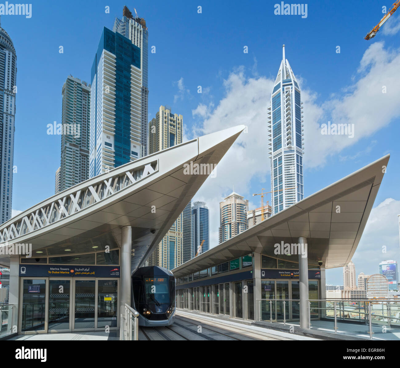 Neue Dubai Tram Haltestelle in Marina District von New Dubai in Vereinigte Arabische Emirate Stockfoto